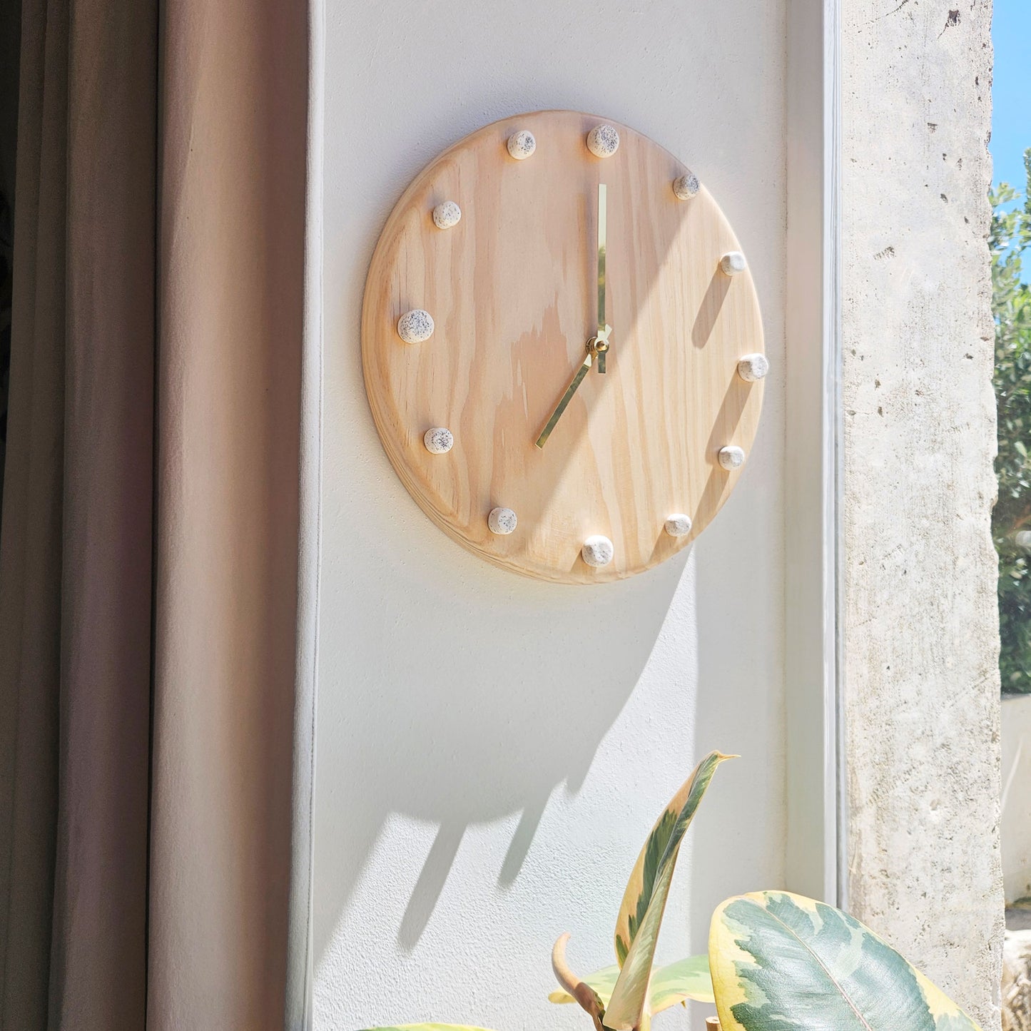 Minimalist Wooden Wall Clock with Handcrafted Ceramics | ⌀29cm - Speckled White