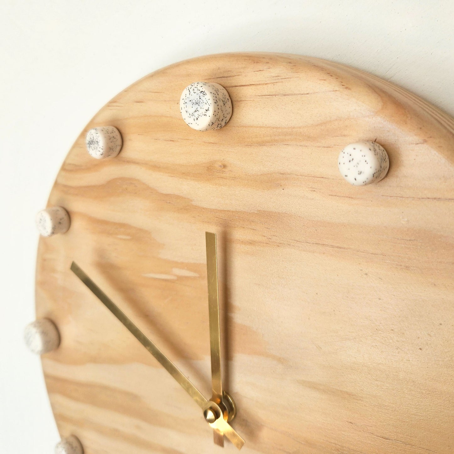 Minimalist Wooden Wall Clock with Handcrafted Ceramics | ⌀29cm - Speckled White