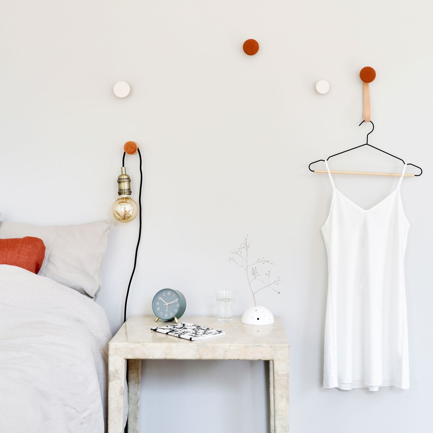 Runder Wandgarderobenhaken/-bügel aus Buchenholz und Keramik mit Lederband - Dunkles Terrakotta-Orange