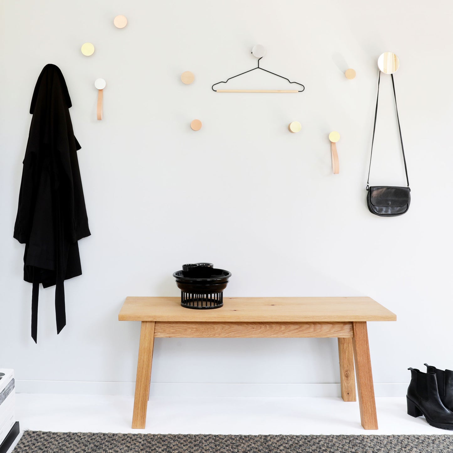 Runder Wandgarderobenhaken/Kleiderbügel aus Buchenholz und Messing mit Lederband