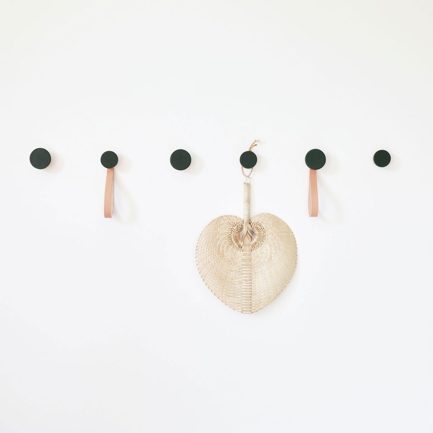 Runder Wandgarderobenhaken/-bügel aus Buchenholz und Keramik mit Lederband - Dunkelgrün