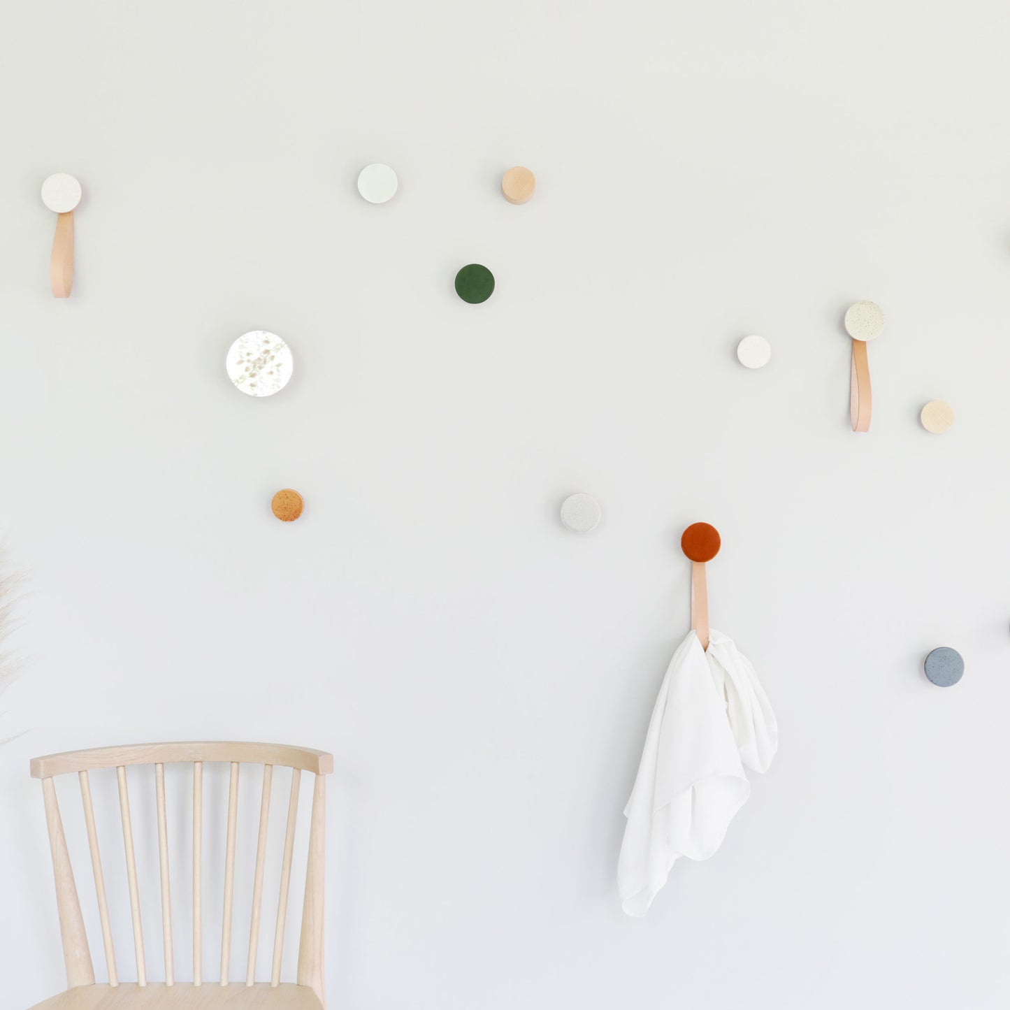 Runder Wandgarderobenhaken/-bügel aus Buchenholz und Keramik mit Lederband - Dunkles Terrakotta-Orange