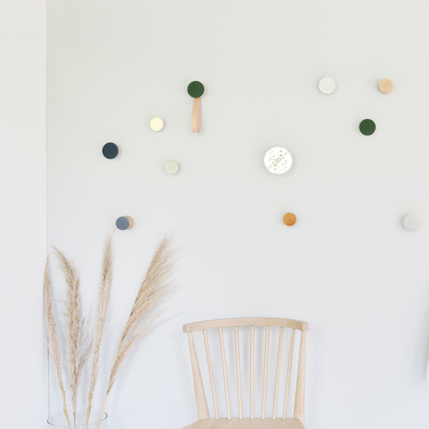 Runder Wandgarderobenhaken/-bügel aus Buchenholz und Keramik mit Lederband - Dunkelgrün