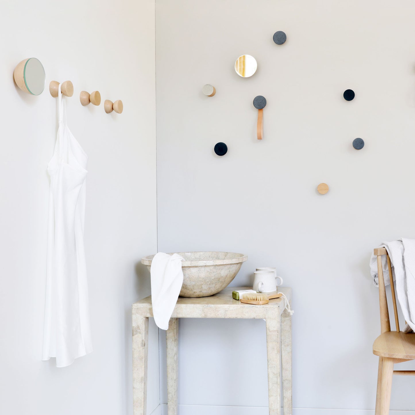 Runder Wandgarderobenhaken/-bügel aus Buchenholz und Keramik mit Lederband - Blau-Schwarze Flecken