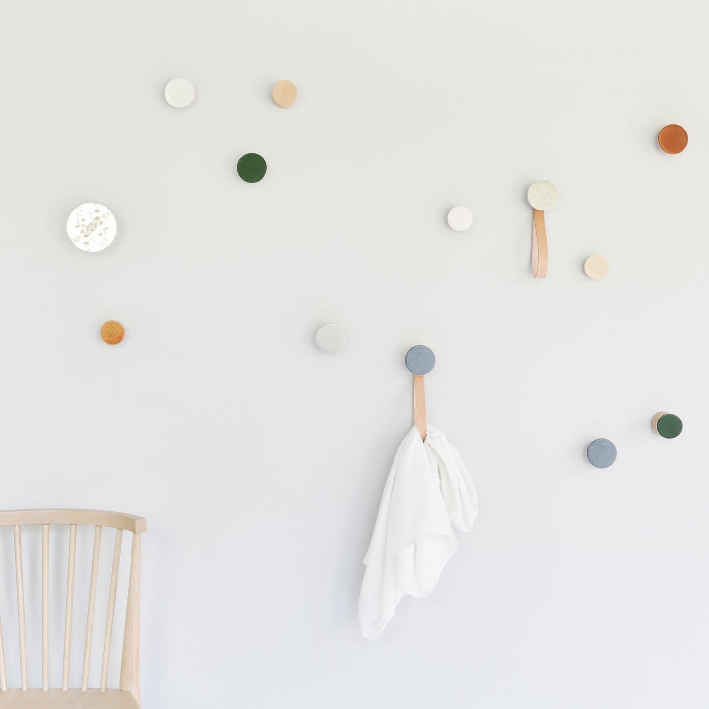 Runder Wandgarderobenhaken/-bügel aus Buchenholz und Keramik mit Lederband - Blau-Schwarze Flecken