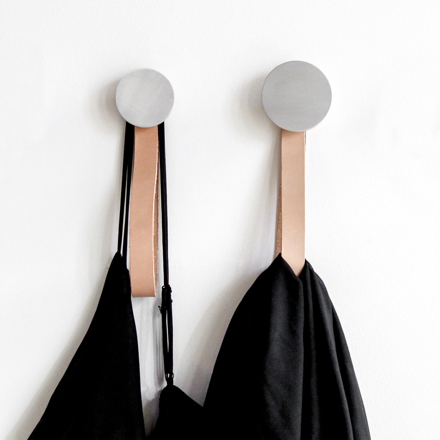 Runder Wandhaken/-aufhänger aus Buchenholz und Aluminium mit Lederband