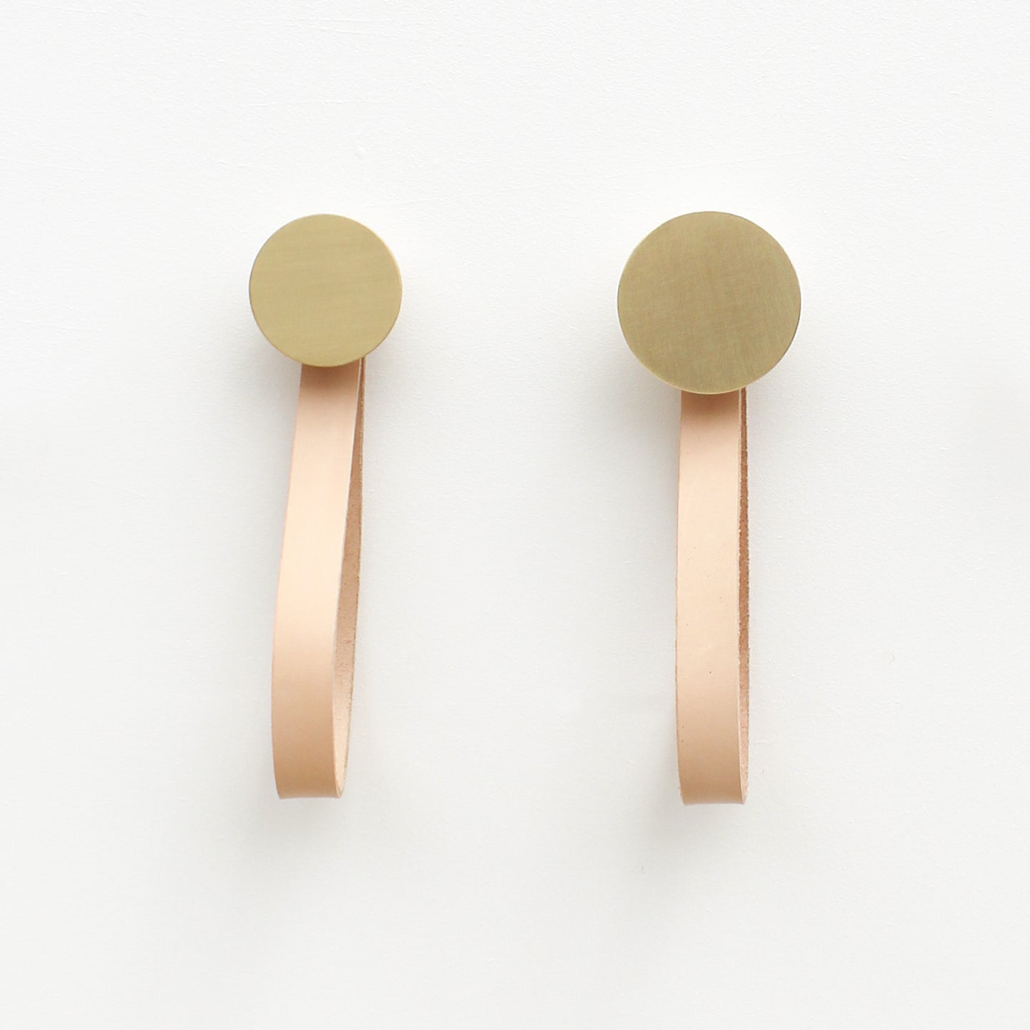 Runder Wandgarderobenhaken/Kleiderbügel aus Buchenholz und Messing mit Lederband