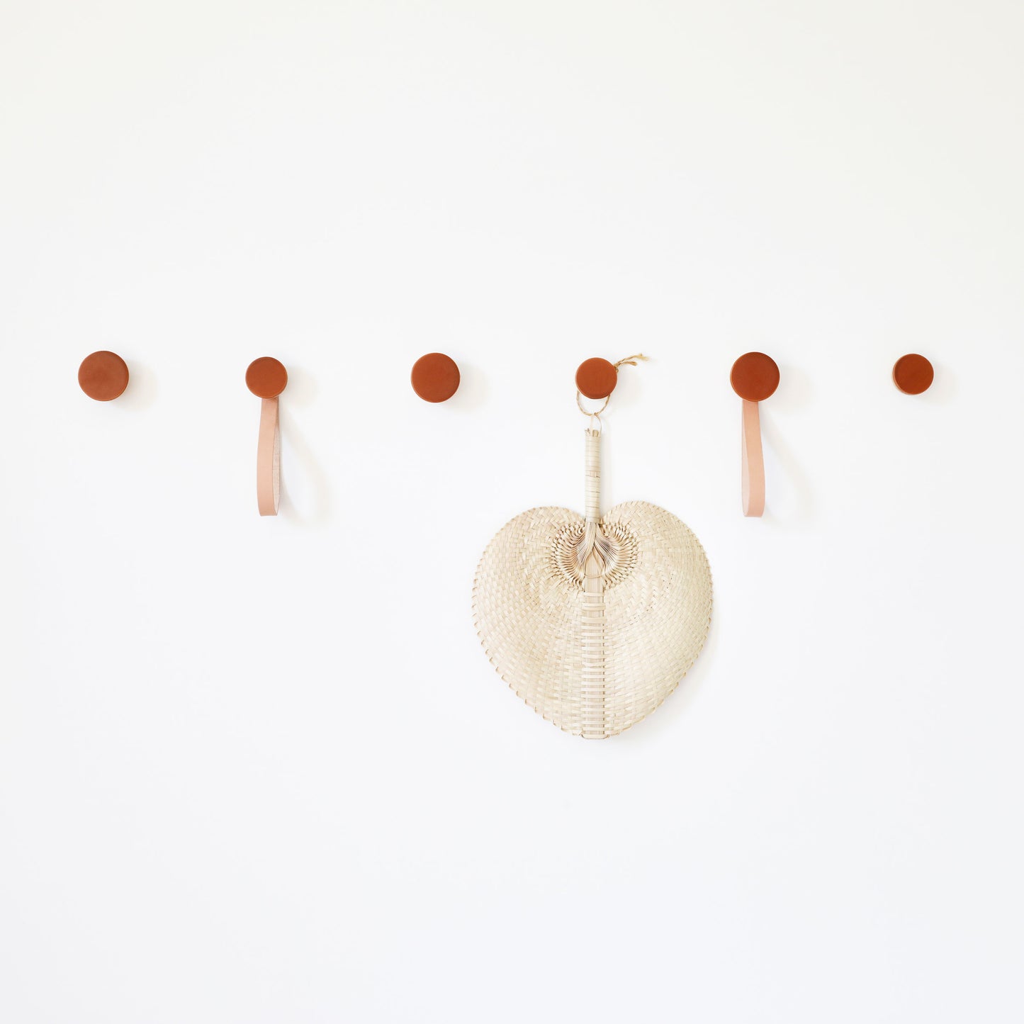 Runder Wandgarderobenhaken/-bügel aus Buchenholz und Keramik mit Lederband - Dunkles Terrakotta-Orange