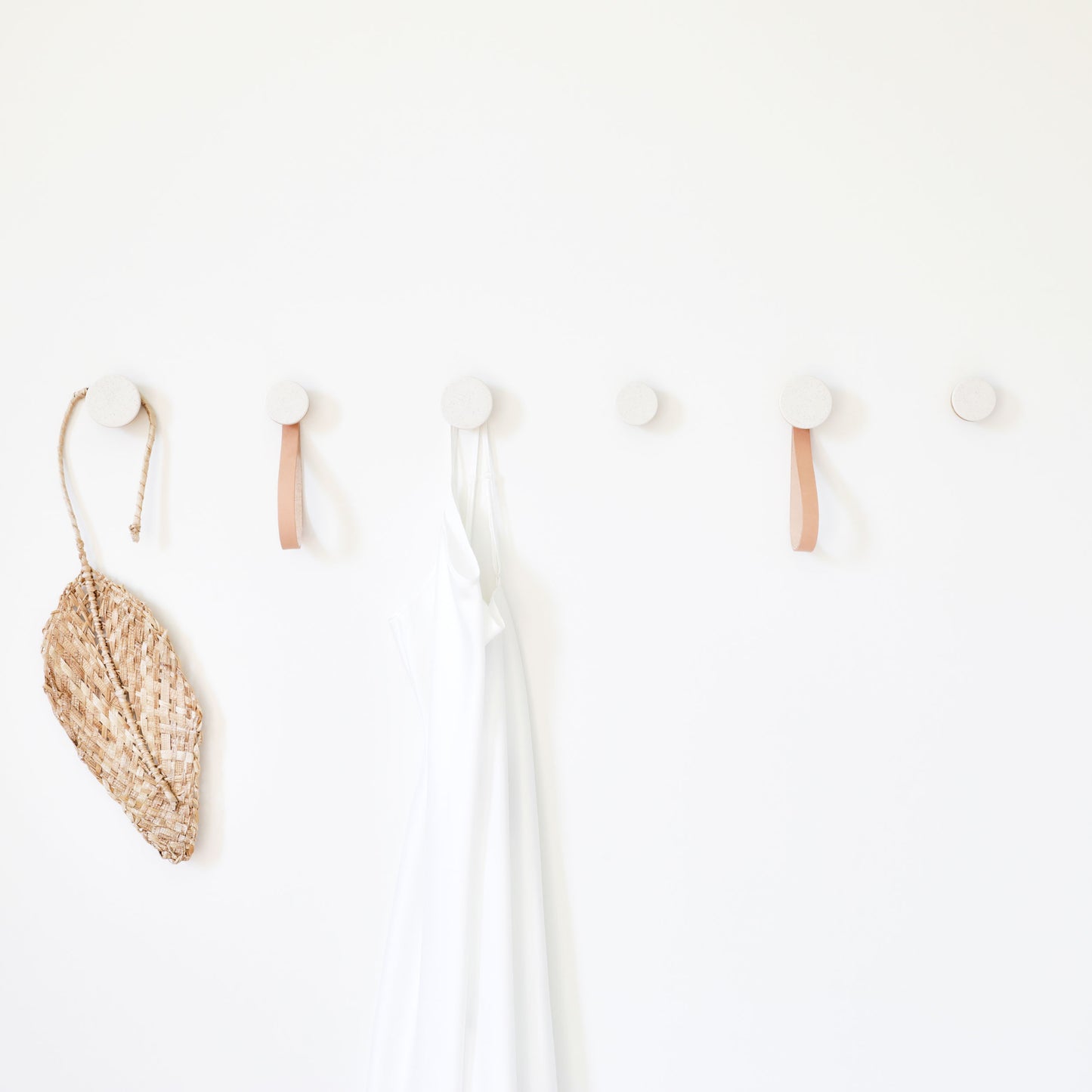 Runder Wandgarderobenhaken/-knauf aus Buchenholz und Keramik - Weißer Sand